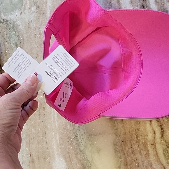🆕 Women's Fast and Free Running Hat Sonic Pink - Picture 2 of 4
